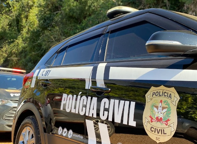 Polícia Civil prende homem investigado por homicídio, integrar organização criminosa, porte ilegal de arma de fogo e tráfico de drogas em São José
