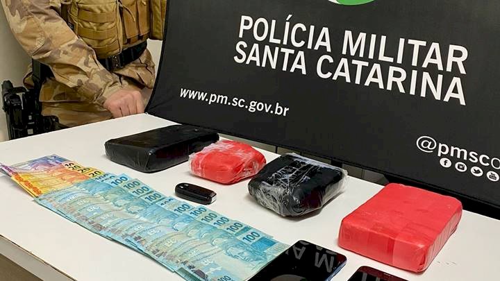 Ação da Polícia Militar resulta em apreensão de cocaína e prisão em Ponte Serrada