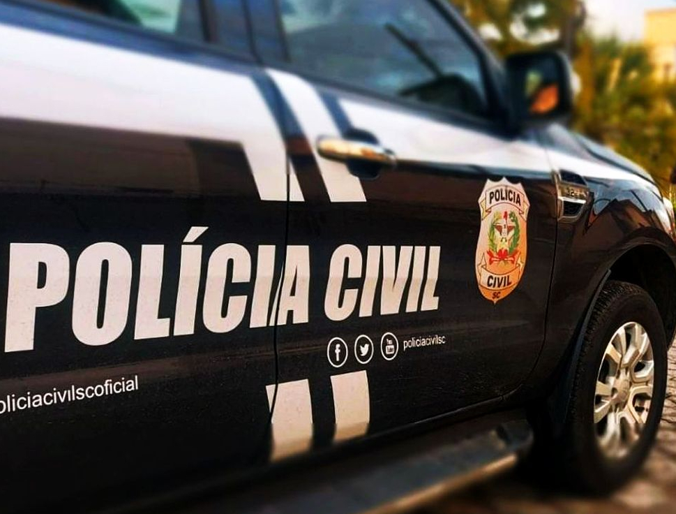 Em Chapecó, Polícia Civil prende homem que agrediu ex-companheira, em frente à delegacia, após ela registrar BO