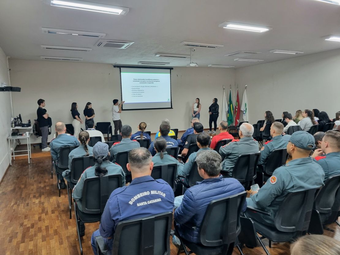 Corpo de Bombeiros Militar de Santa Catarina participa de encontro sobre saúde mental com acadêmicos de psicologia em Joaçaba