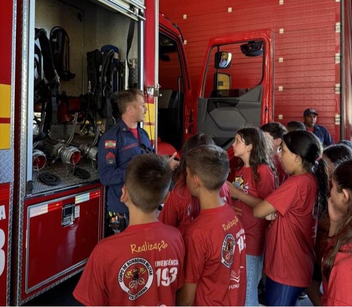 Alunos do programa Bombeiro Mirim vivenciam rotina no quartel do Corpo de Bombeiros Militar de SC em São José