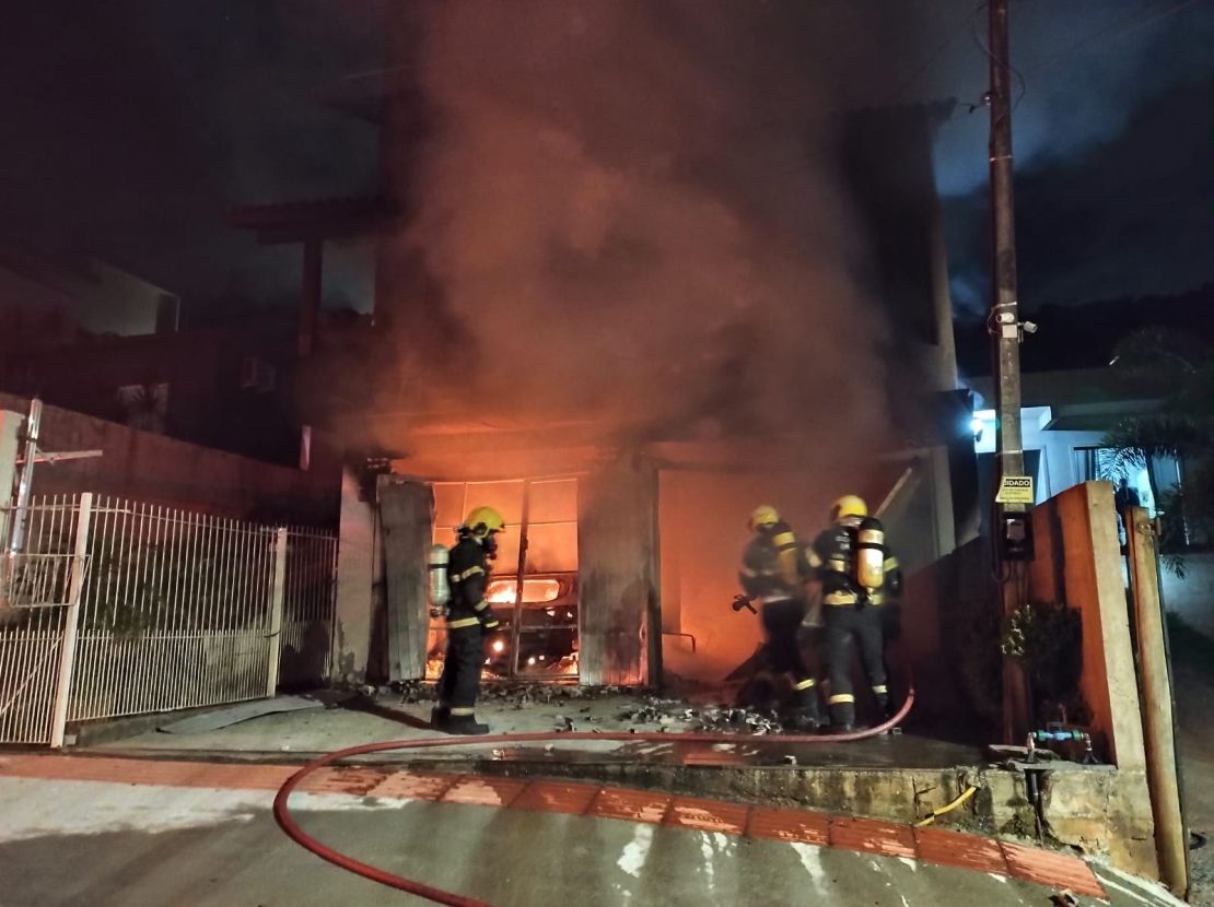 Corpo de Bombeiros Militar de SC atende ao primeiro incêndio em veículo elétrico com uso de tecnologias na investigação