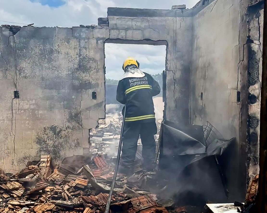 Bombeiros de Ituporanga atendem emergência médica e incêndio em residência