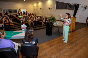 Vice-governadora palestra para estudantes na Semana Escolar de Combate à Violência Contra a Mulher