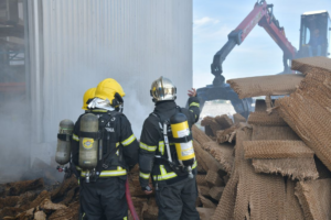 Incêndio em galpão de Colônia Penal é rapidamente controlado em Palhoça