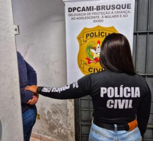 Em Brusque, PCSC prende homem por armazenamento e comercialização de pornografia infantil