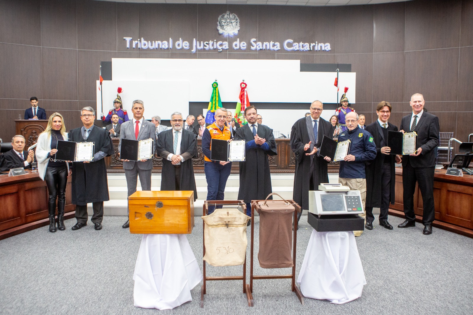 SSP e forças de segurança são homenageadas na solenidade de 80 anos da Reinstalação da Justiça Eleitoral em SC