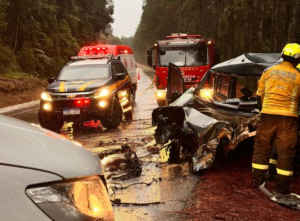 CBMSC atua em grave colisão de carro em árvore, em Águas Mornas