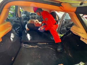 Bombeiros resgatam mãe e filha após carro cair em ribanceira de 20 metros em Botuverá