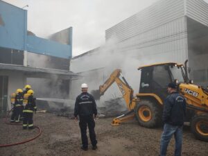 Ação rápida do CBMSC preserva mais de 1.000m² durante incêndio em Rio do Sul