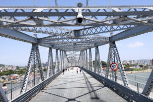 Ponte Hercílio Luz recebe sistema de câmeras com reconhecimento facial