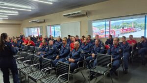 Alunos soldados participam de treinamento de abordagem a tentativas de suicídio, em Florianópolis