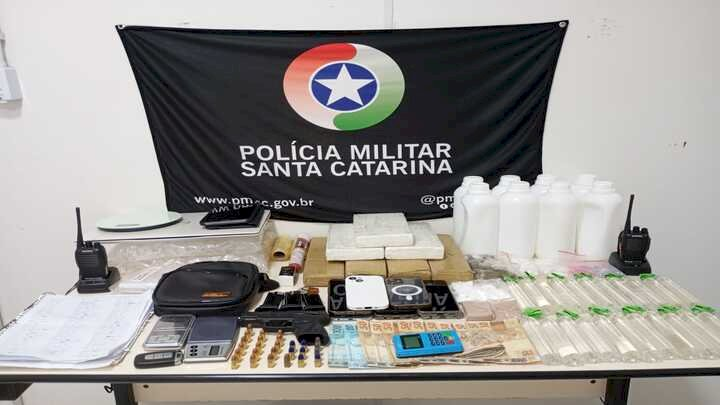 PM recupera motocicleta furtada e apreende drogas em Blumenau