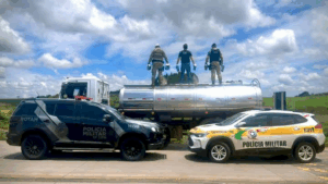 Caminhão usado na coleta de leite é abordado transportando 120 mil maços de cigarros contrabandeados