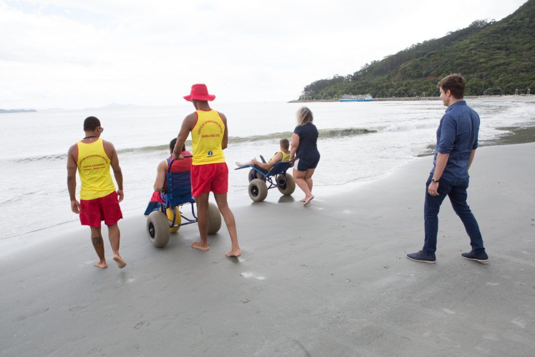 Projeto Praia Acessível já beneficiou mais de 100 pessoas em Balneário Camboriú