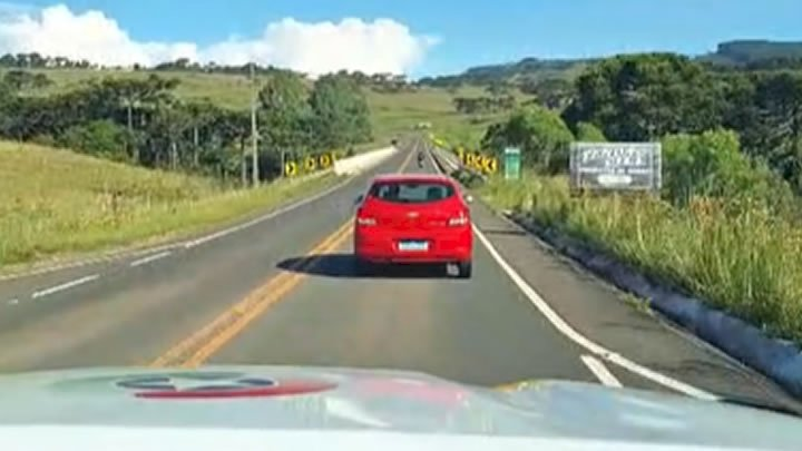 Motorista em surto psicótico, com CNH suspensa, foge da Polícia Militar Rodoviária na SC-390