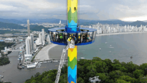 Turistas ficam presos a quase 40 metros de altura e são resgatados por bombeiros em Balneário Camboriú