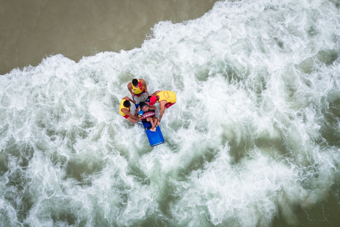 Projeto Praia Acessível amplia inclusão nas praias catarinenses com cadeiras anfíbias