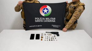 Dois homens são detidos por tráfico de drogas e porte ilegal de arma de fogo
