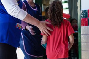 Professores recorrem ao Protocolo FEL após agressão entre alunos em escola de Chapecó