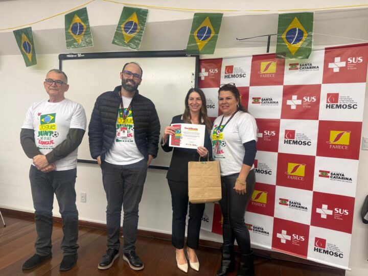 Polícia Civil de Santa Catarina recebe certificado de reconhecimento por parceria em campanhas de doação de sangue